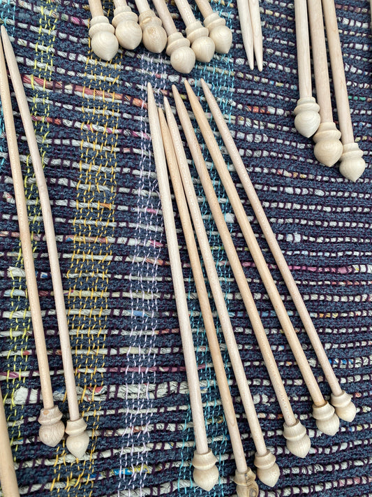 Wooden knitting needles by Coloramastê